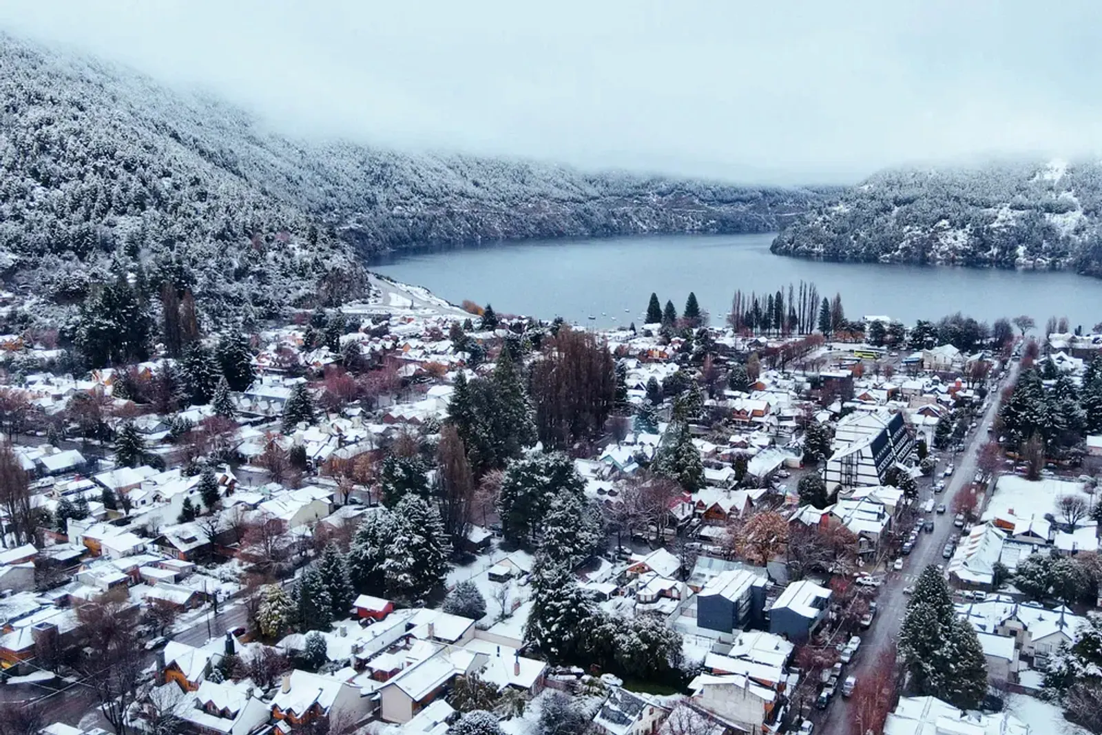 Centro de San Martín de los Andes nevado